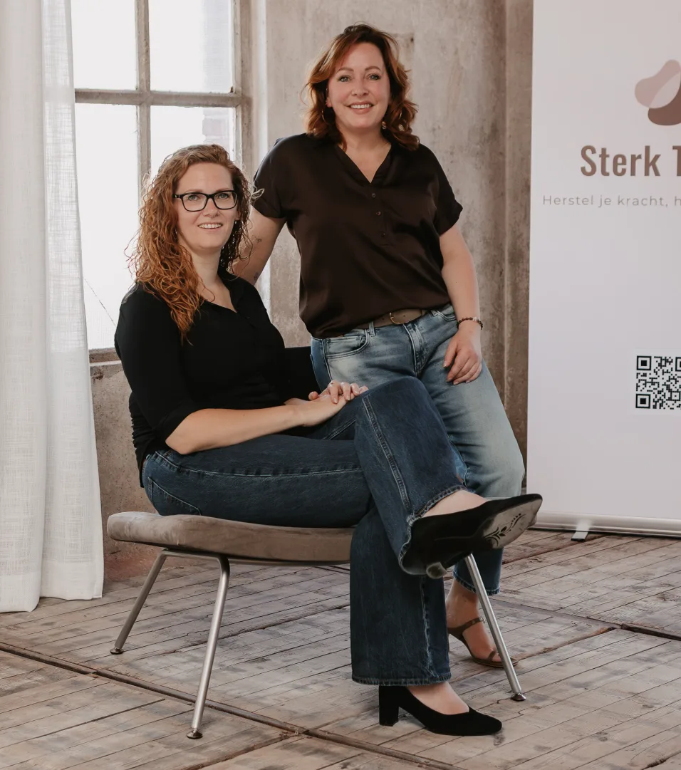 Claudia Bastiaansen en Ina Mulder samen in de studio, naast de banner van Sterk Terug